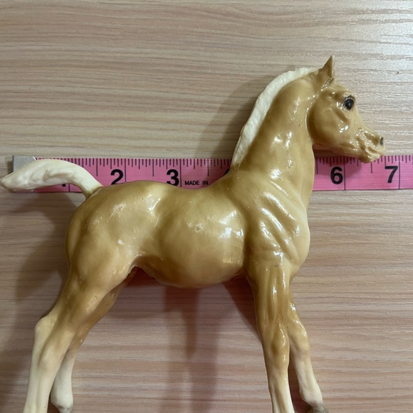 Breyer Traditional Proud Arabian Foal Glossy Palomino Horse Charity Toy Vintage - Picture 9 of 13